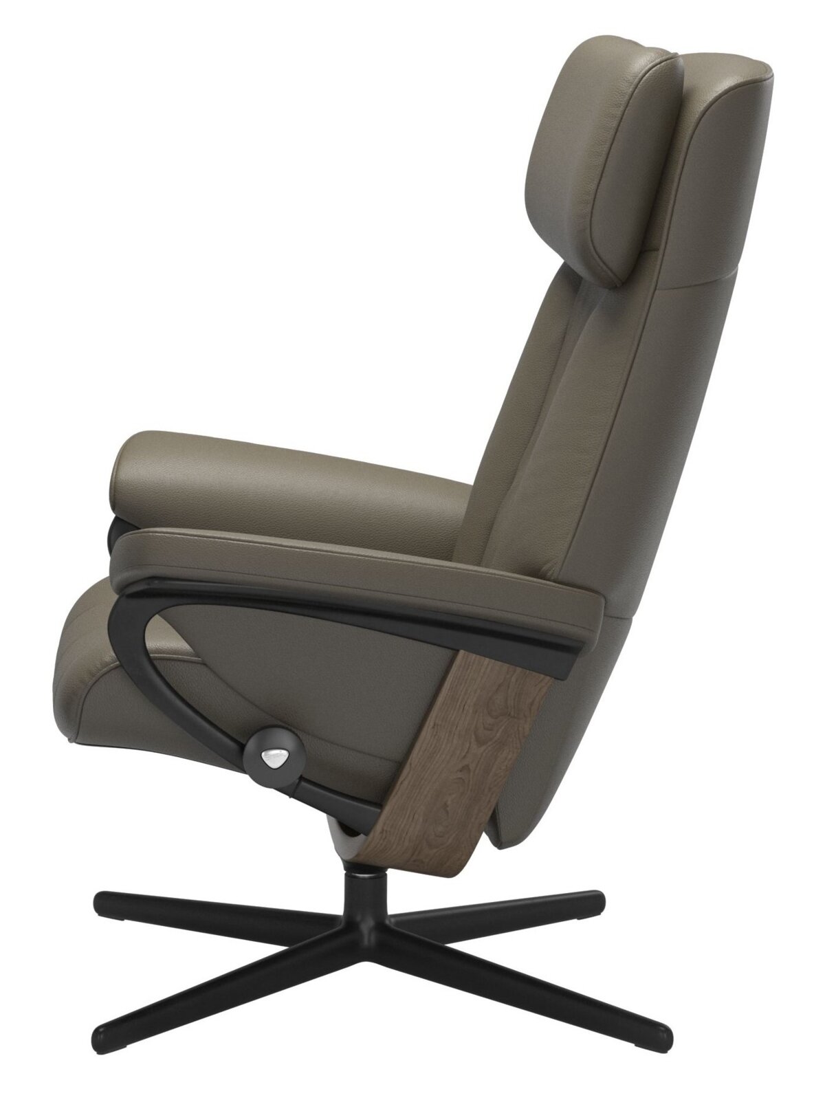 Zijaanzicht van een moderne, olijfgroene fauteuil met houten en metalen accenten, model Stressless fauteuil PAUL.