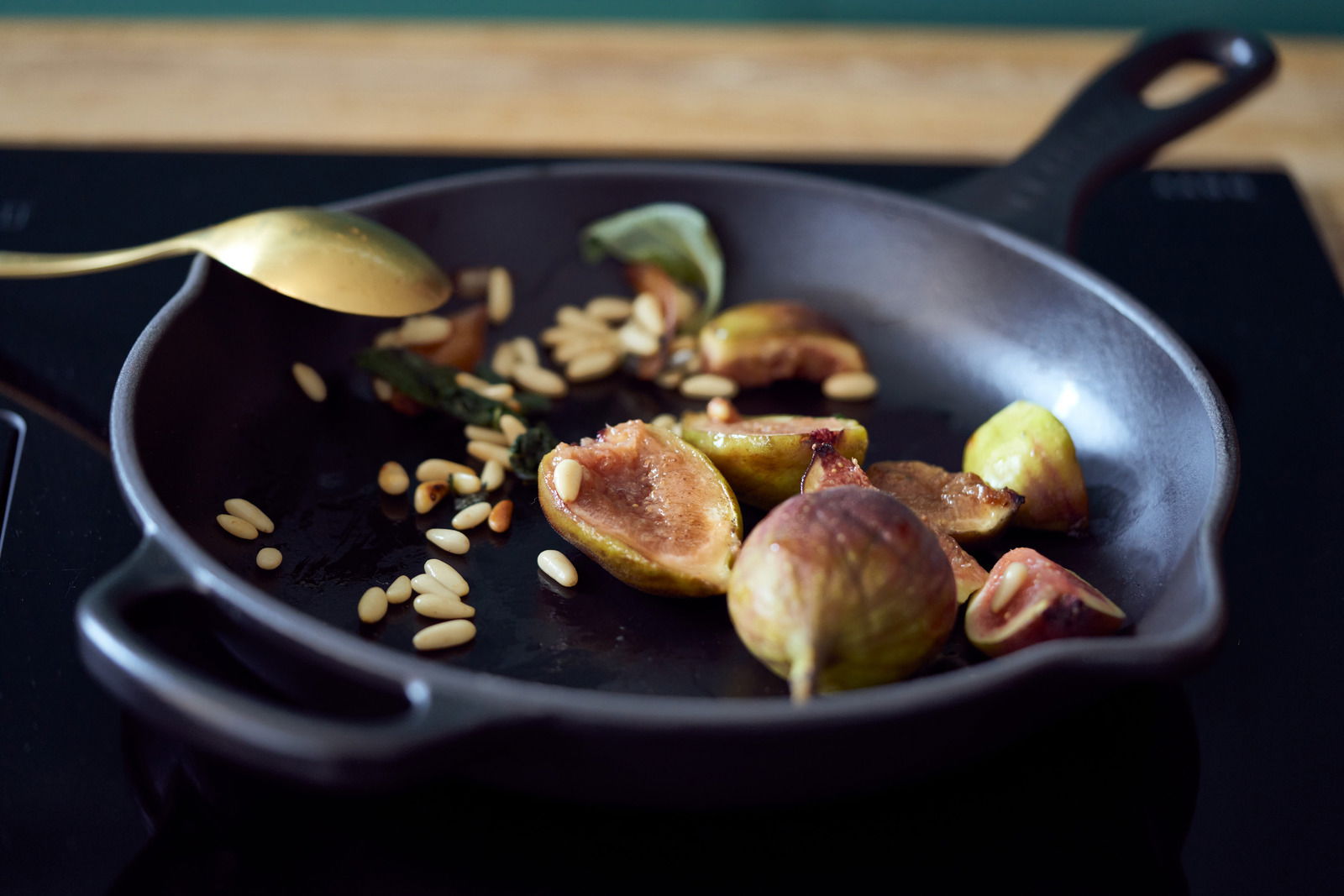 Brat- und Servierpfanne mit Feigen und Pinienkernen, seitliche Perspektive