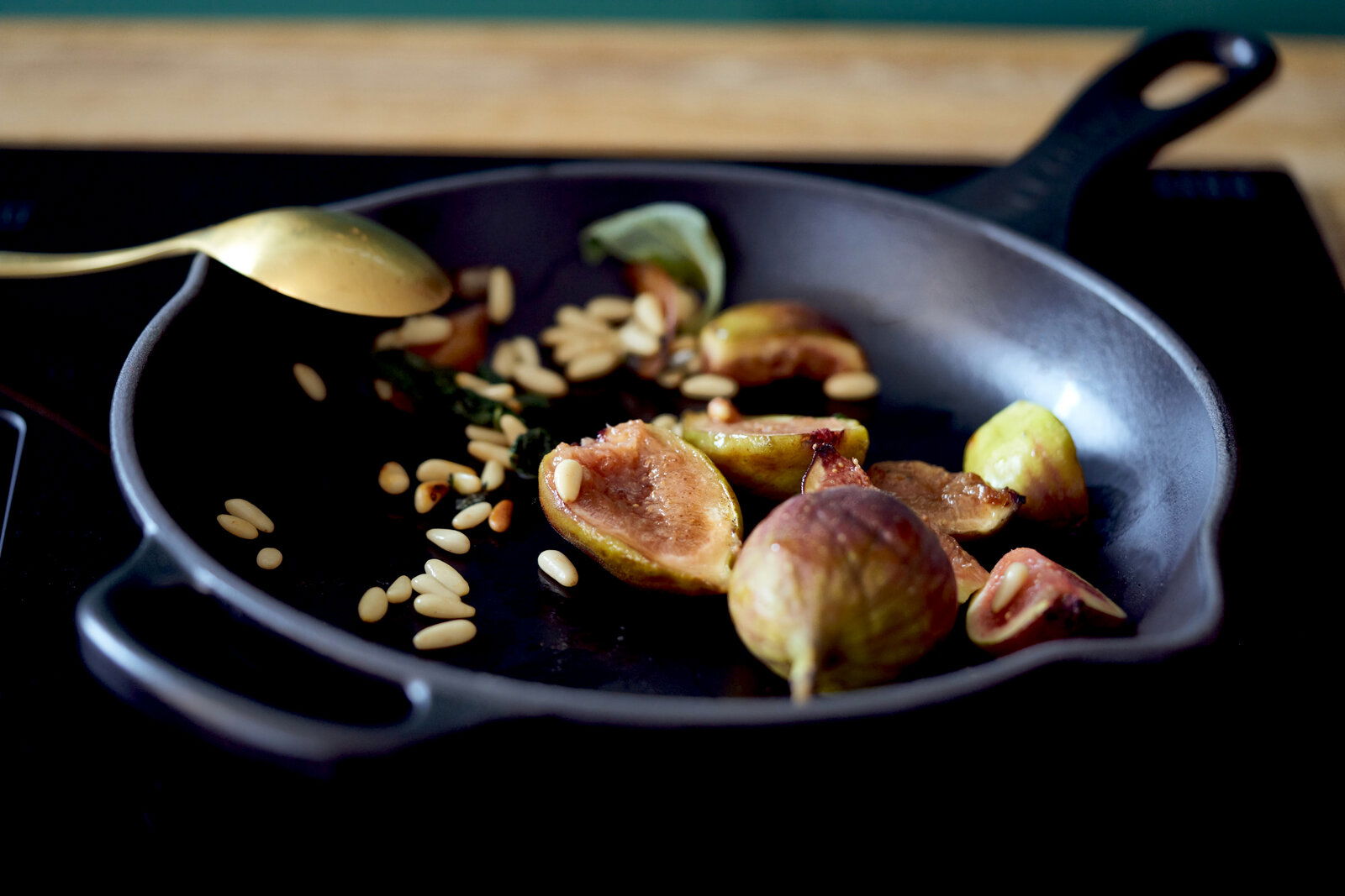 Brat- und Servierpfanne mit Feigen und Pinienkernen, seitliche Perspektive
