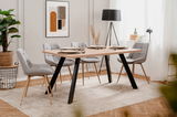 Moderner Esstisch mit Holzplatte und schwarzen Metallbeinen, umgeben von grauen Polsterstühlen in einem stilvoll eingerichteten Esszimmer, seitliche Perspektive.
