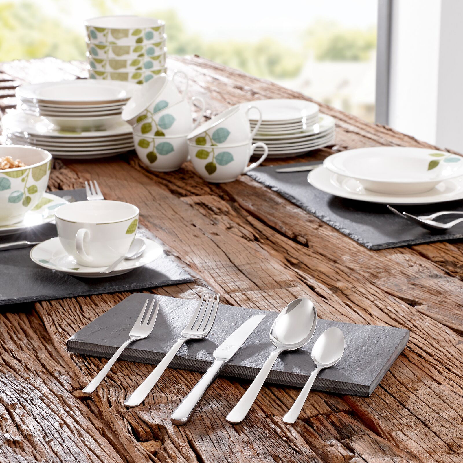 Besteckset Style Art 60-tlg. auf rustikalem Holztisch, seitliche Perspektive