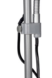 Close-up van een zilveren staande lamp met kabels en een bevestigingselement.