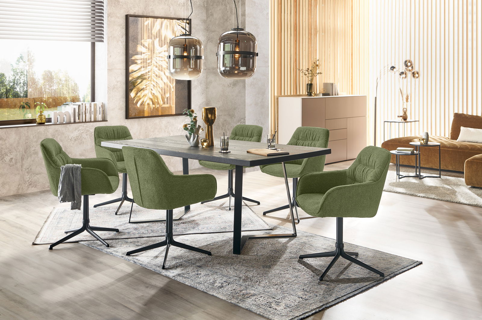 Musterring Armlehnstuhl MR XE 01 Moderner Essbereich mit einem großen Esstisch und sechs grünen Armlehnstühlen, seitliche Perspektive.