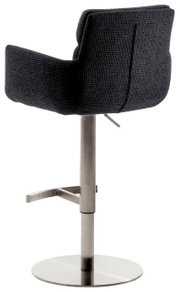 Achterkant van een barkruk met armleuningen, zwarte stoffen bekleding en een verchroomd onderstel.