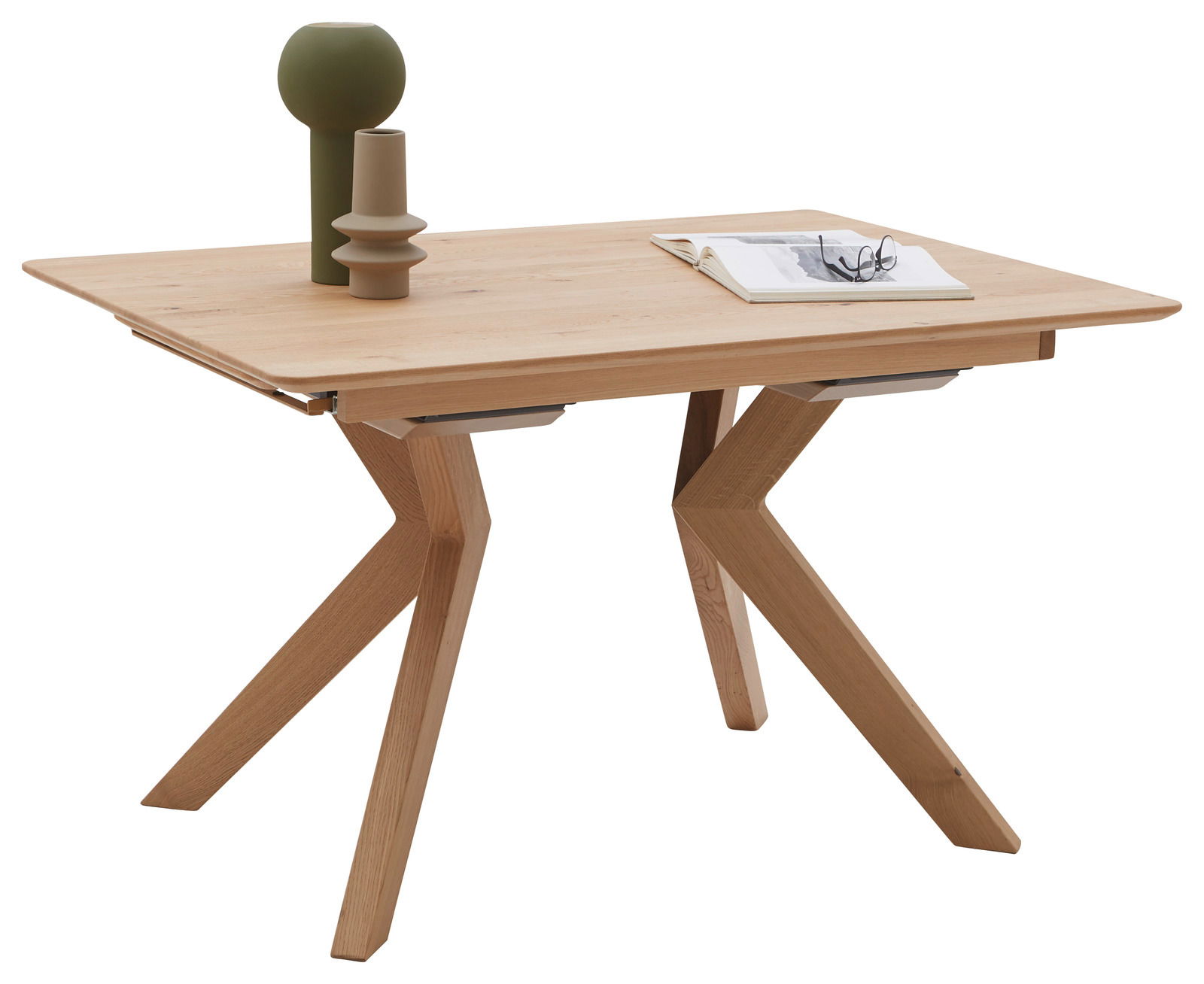 Valnatura Eettafel LARINO Moderner Esstisch aus Holz mit Z-förmigen Beinen, dekoriert mit Vasen und einem Buch, seitliche Perspektive