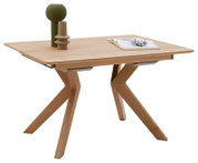 Moderner Esstisch aus Holz mit Z-förmigen Beinen, dekoriert mit Vasen und einem Buch, seitliche Perspektive