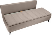 Beige gepolsterte Schlafsofa-Couch mit gestepptem Sitz und ausgeklappter Liegefläche, schräg von vorne oben (3/4-Perspektive) auf weißem Hintergrund