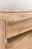 Nahaufnahme eines Waschtisch-Sets aus Holz mit sichtbarer Maserung und abgerundeten Kanten, von der Seite betrachtet.