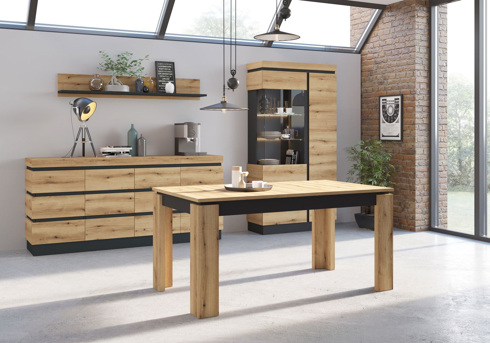 Moderner Essbereich mit Esstisch aus Holz und schwarzem Akzent, Sideboard und Vitrine im Hintergrund, seitliche Perspektive.