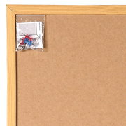 Kork-Pinnwand mit Holzrahmen, Vorderansicht, mit beigelegten Reißzwecken in der Ecke