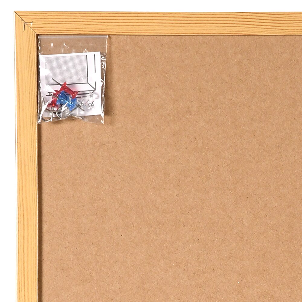 Kork-Pinnwand mit Holzrahmen, Vorderansicht, mit beigelegten Reißzwecken in der Ecke