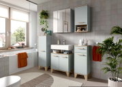 Modernes Badmöbel-Set in Hellblau mit Holzdetails, Waschtischunterschrank mit weißem Aufsatzwaschbecken, Spiegelschrank sowie Hochschrank und Hängeschrank, aufgenommen in leichter Schrägansicht von vorn.