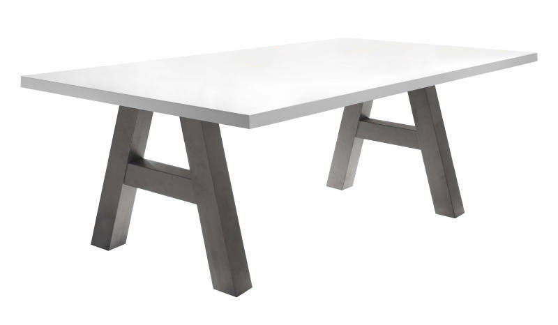Moderner Esstisch mit weißer Tischplatte und stabilen, schrägen Beinen aus Metall, seitliche Perspektive