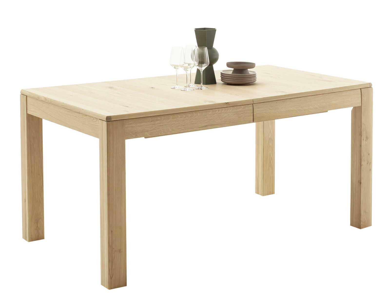 Holzesstisch mit rechteckiger Tischplatte und vier stabilen Beinen, dekoriert mit Gläsern und Geschirr, seitliche Perspektive