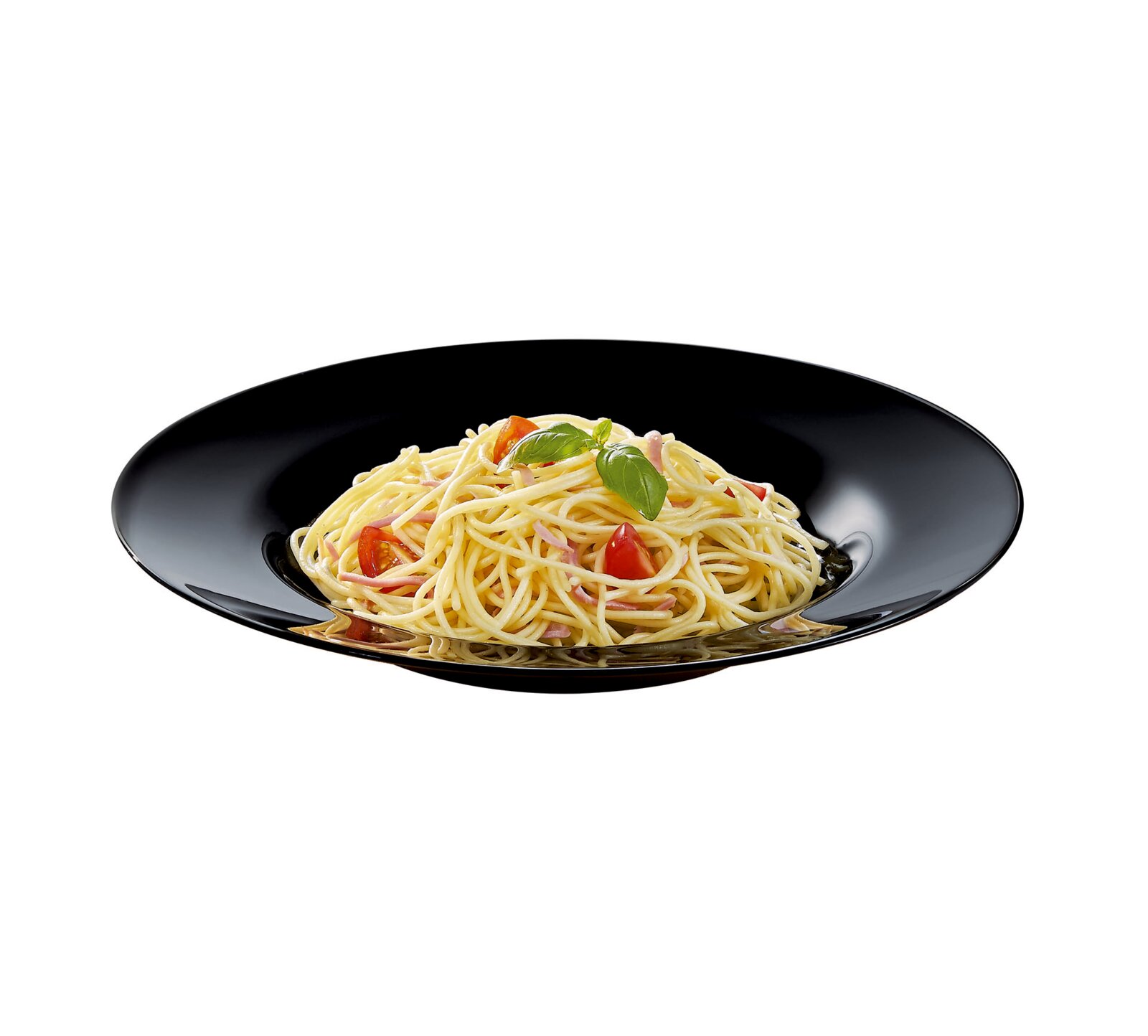 Schwarzer, tiefer Pastateller mit Spaghetti, Cherrytomaten, feinen Schinkenstreifen und Basilikum, fotografiert in leichter Seitenansicht von vorne vor weißem Hintergrund.