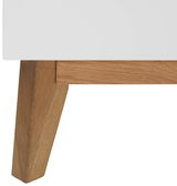 Nahaufnahme eines Sekretärs mit weißer Oberfläche und Holzbein, seitliche Perspektive