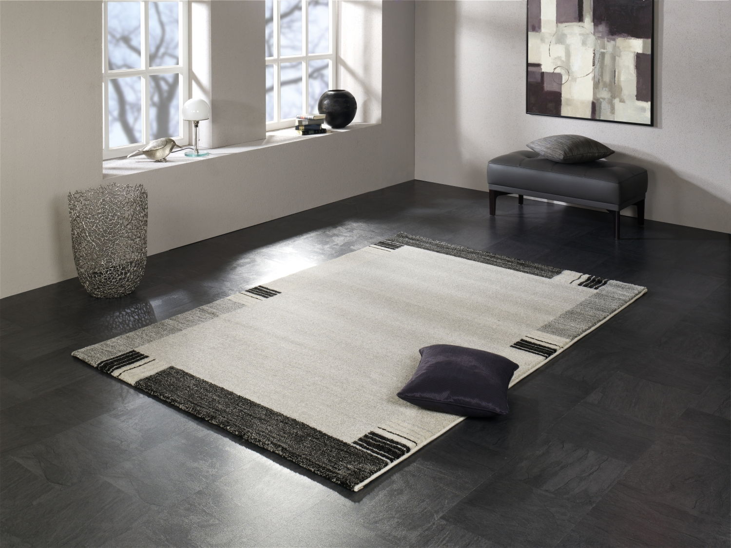 Moderner Teppich Castle Flora in einem eleganten Raum mit großen Fenstern, dekorativen Elementen und einer Bank, aus der Vogelperspektive betrachtet.