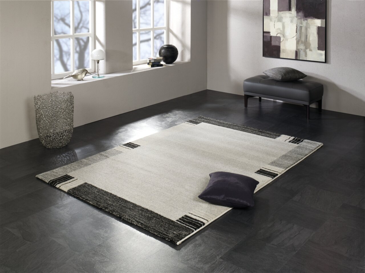 Moderner Teppich Castle Flora in einem eleganten Raum mit großen Fenstern, dekorativen Elementen und einer Bank, aus der Vogelperspektive betrachtet.