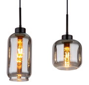 Zwei moderne Hängeleuchten mit rauchgrauen Glaskörpern und sichtbaren Glühbirnen, seitliche Perspektive