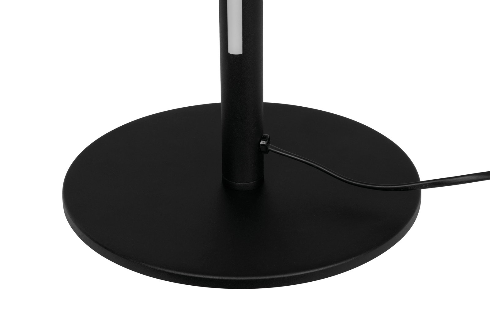 Nahaufnahme der Basis einer schwarzen LED-Stehleuchte mit Kabelanschluss.