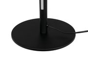 Nahaufnahme der Basis einer schwarzen LED-Stehleuchte mit Kabelanschluss.