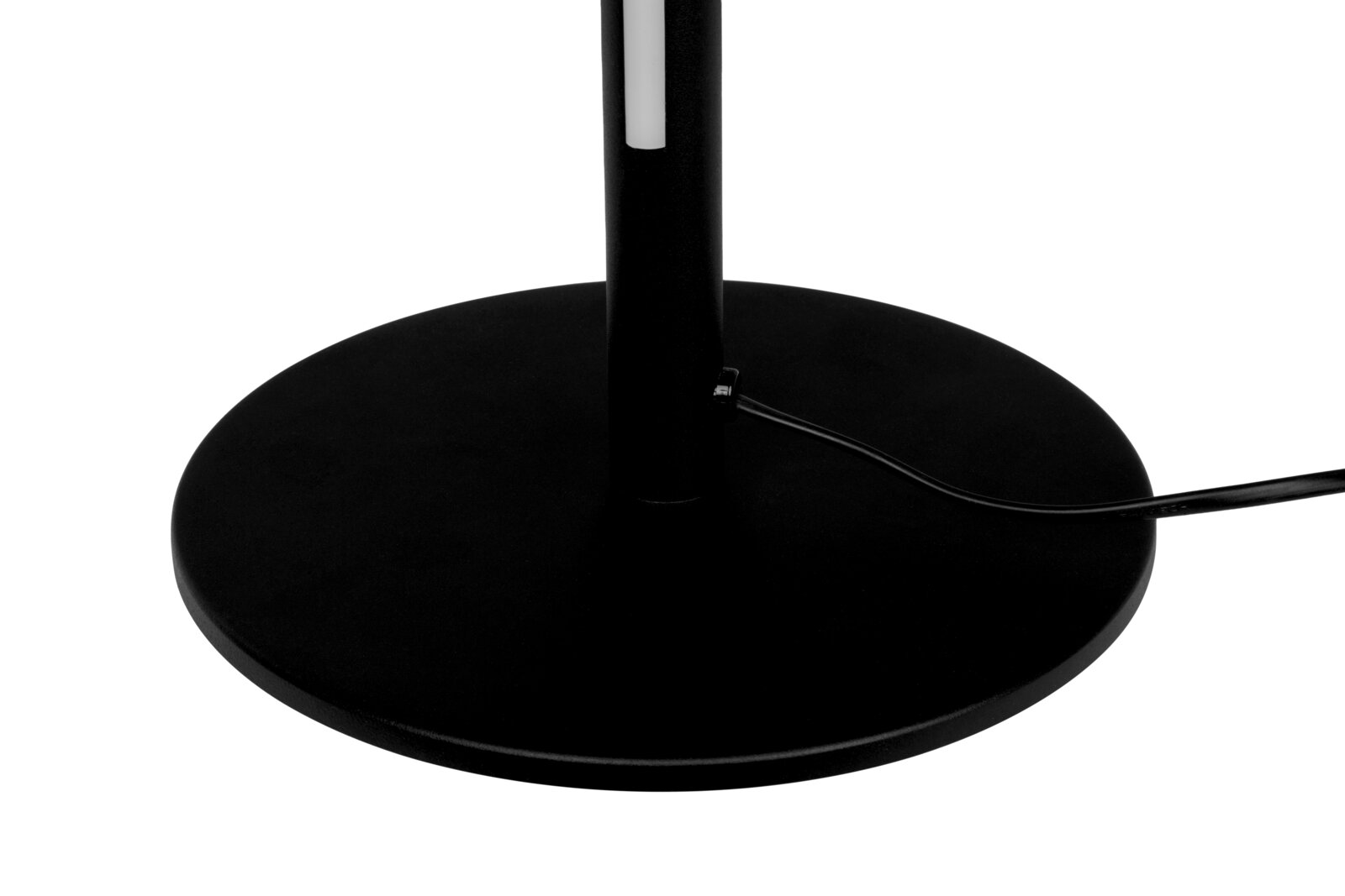 Nahaufnahme der Basis einer schwarzen LED-Stehleuchte mit Kabelanschluss.