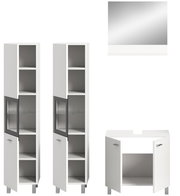 Badezimmermöbel-Set bestehend aus zwei hohen weißen Schränken mit Glastüren, einem weißen Unterschrank und einem rechteckigen Spiegel, frontal betrachtet.