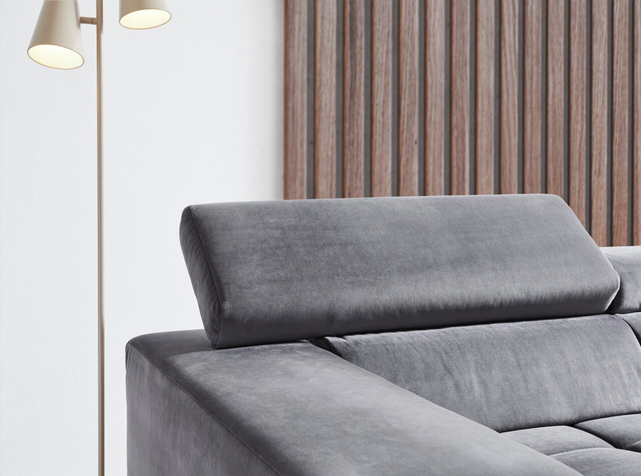 Nahaufnahme einer grauen Polsterrundecke mit verstellbarer Kopfstütze, seitliche Perspektive.