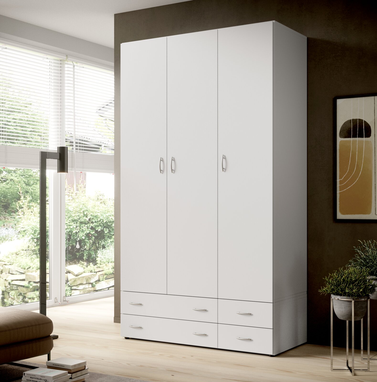 Weißer dreitüriger Kleiderschrank mit Schubkastenuntersatz, seitliche Perspektive im modernen Wohnzimmer.