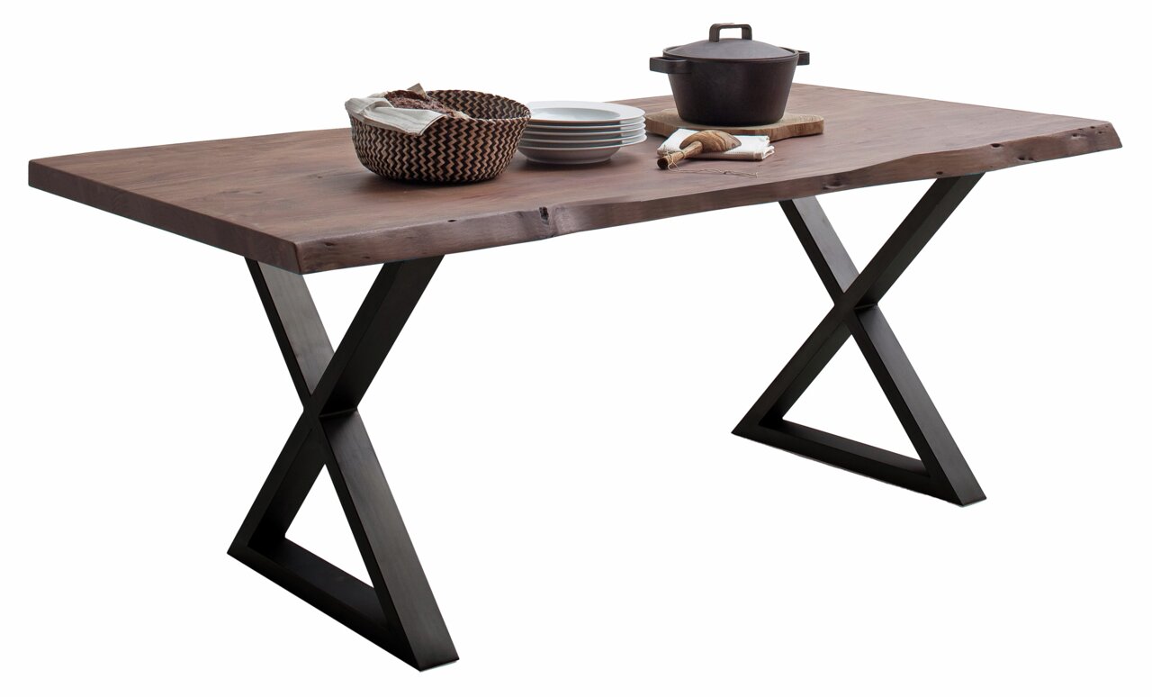 Moderner Esstisch mit rustikaler Holzplatte und schwarzen Metallbeinen in X-Form, seitliche Perspektive