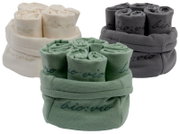 Drei Sets von Gästetüchern in den Farben Creme, Grün und Grau, aufgerollt und in Körben präsentiert, mit der Aufschrift 'bio:vio'. Perspektive von vorne.