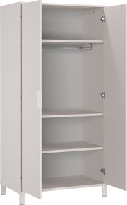 Offener weißer Kleiderschrank mit zwei Türen, einer Kleiderstange und mehreren Regalböden, seitliche Perspektive