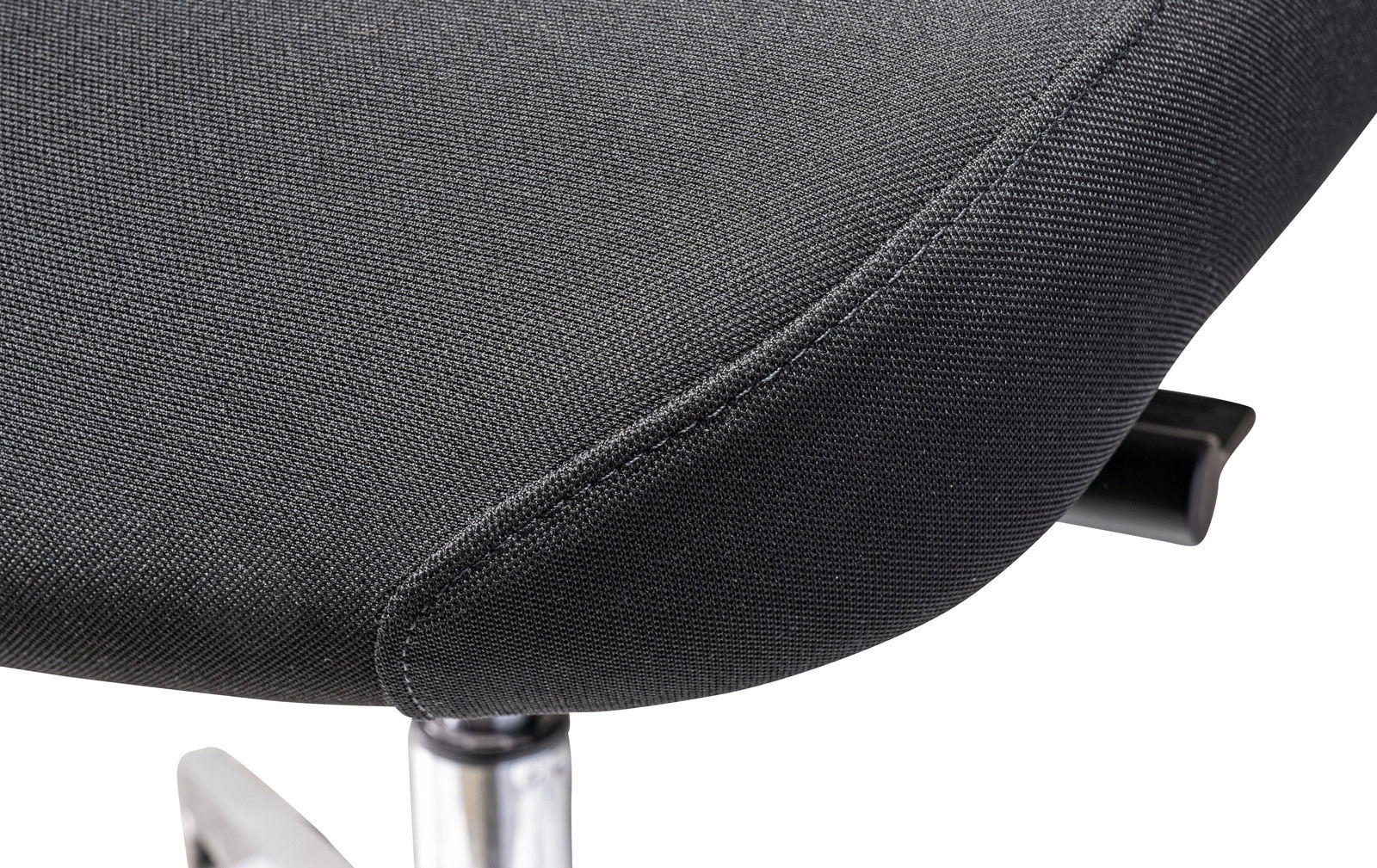 Nahaufnahme der Sitzfläche eines Chefsessels aus schwarzem Stoff, seitliche Perspektive