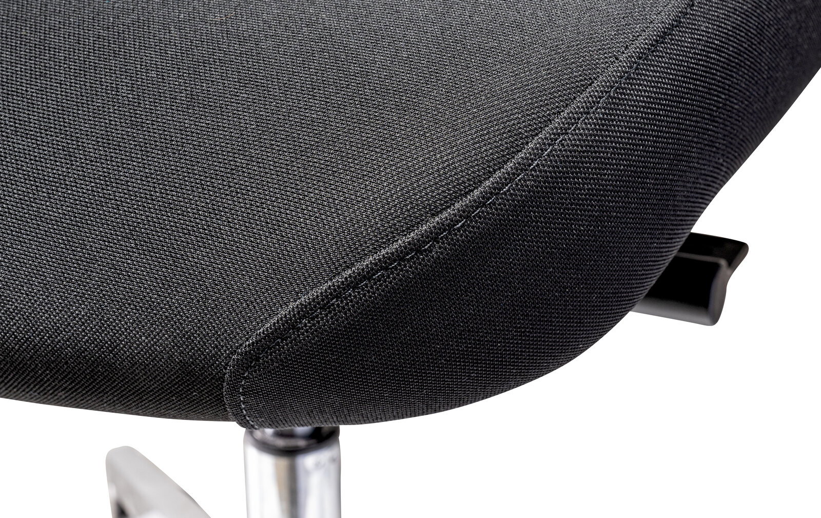 Nahaufnahme der Sitzfläche eines Chefsessels aus schwarzem Stoff, seitliche Perspektive