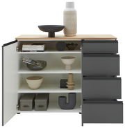 Vorderansicht einer modernen Kombi-Kommode mit offenen Schubladen und Türen, dekoriert mit Vasen, Schalen und Büchern.