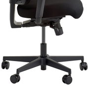 Seitliche Ansicht eines schwarzen Drehstuhls mit Rollen und verstellbarer Sitzhöhe.