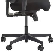 Seitliche Ansicht eines schwarzen Drehstuhls mit Rollen und verstellbarer Sitzhöhe.