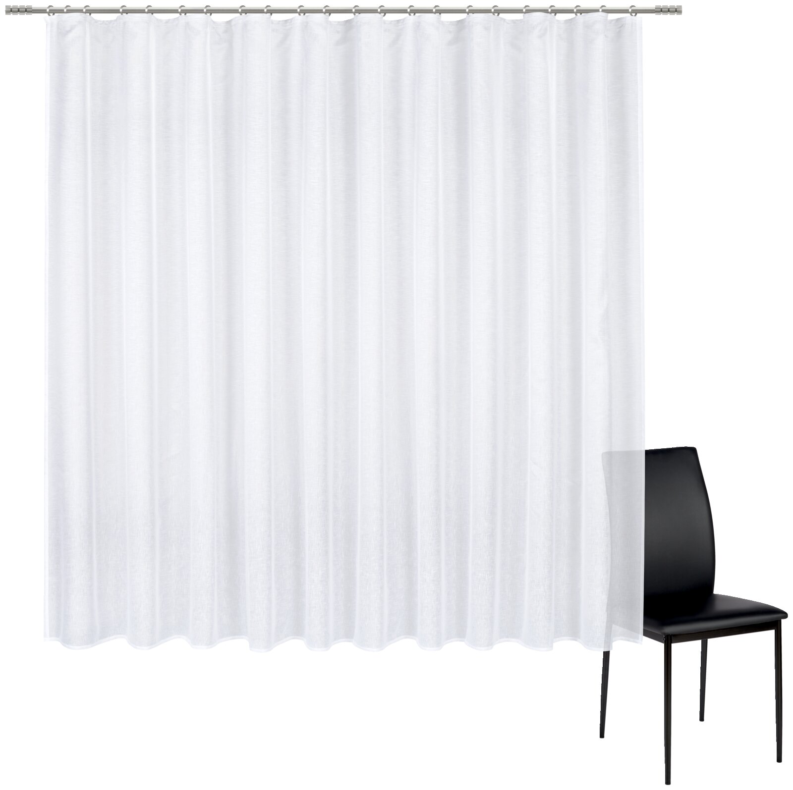 Weißer, halbtransparenter Gardinenschal mit Schlaufen an einer Gardinenstange, frontal in Innenraum-Ansicht dargestellt; rechts teilweise ein schwarzer Stuhl sichtbar