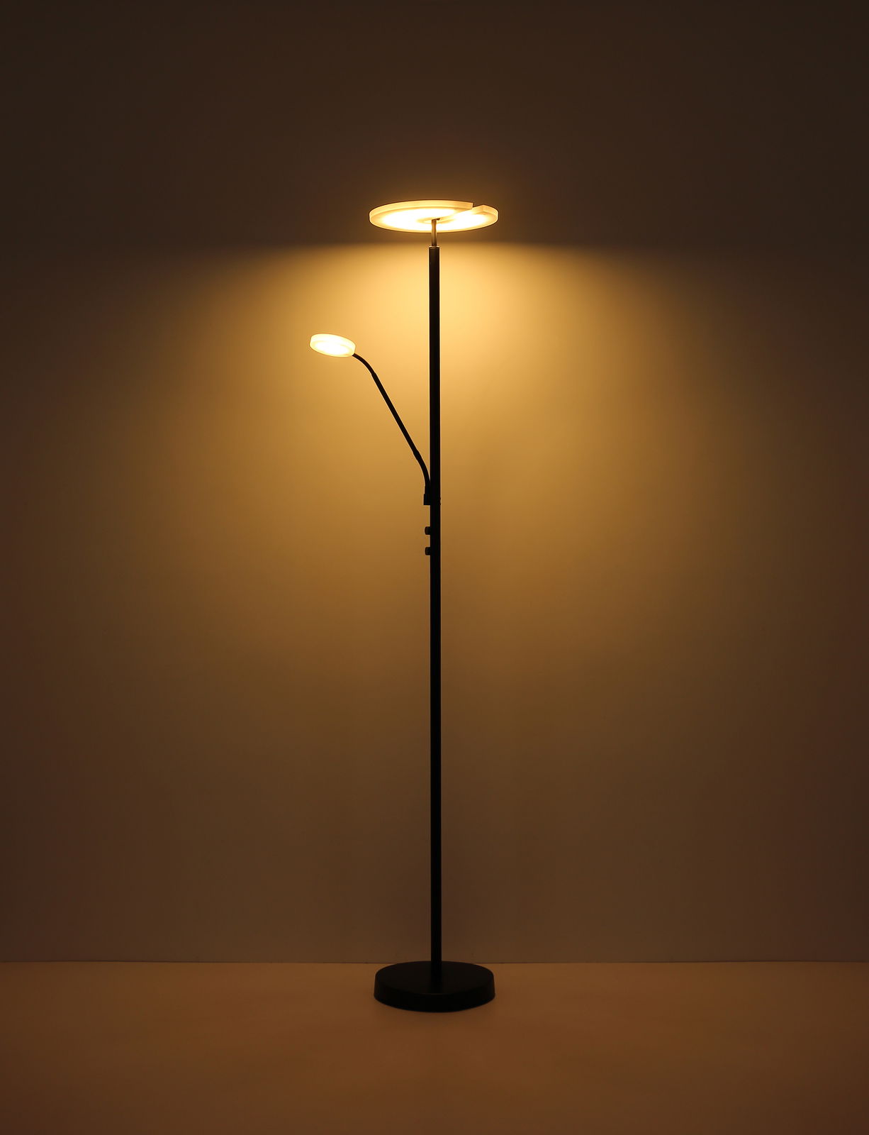 Stehender Deckenfluter mit Leselampe, warmes Licht, seitliche Perspektive