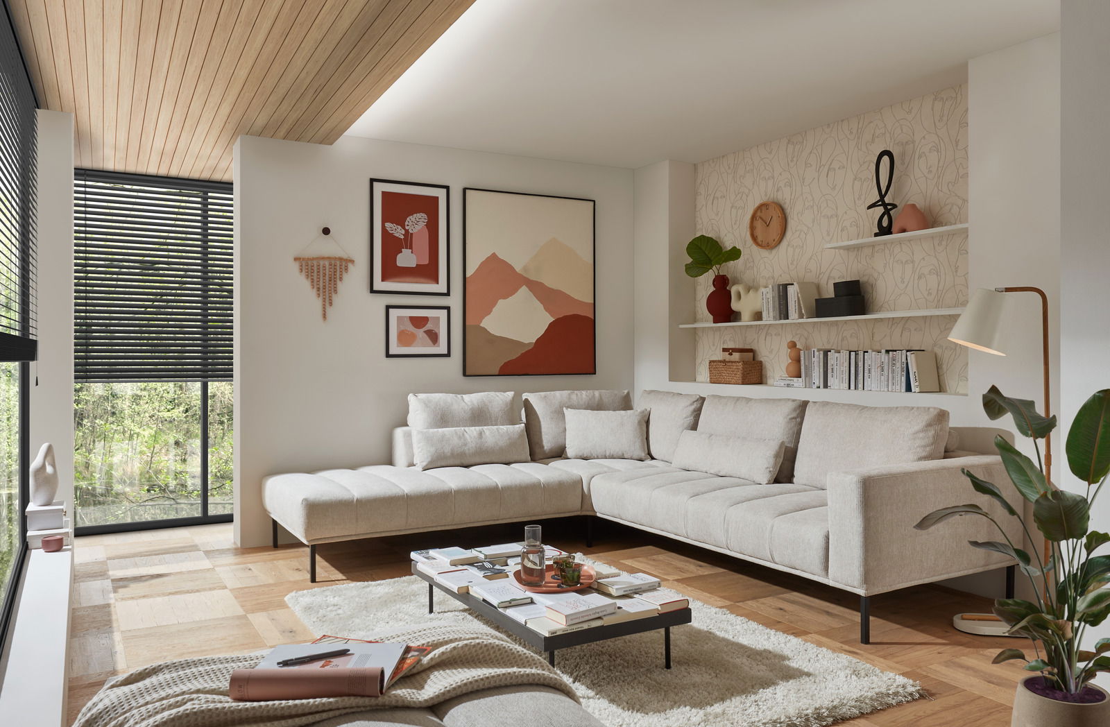 Moderne Eckgarnitur in einem stilvoll eingerichteten Wohnzimmer, Perspektive von vorne links.