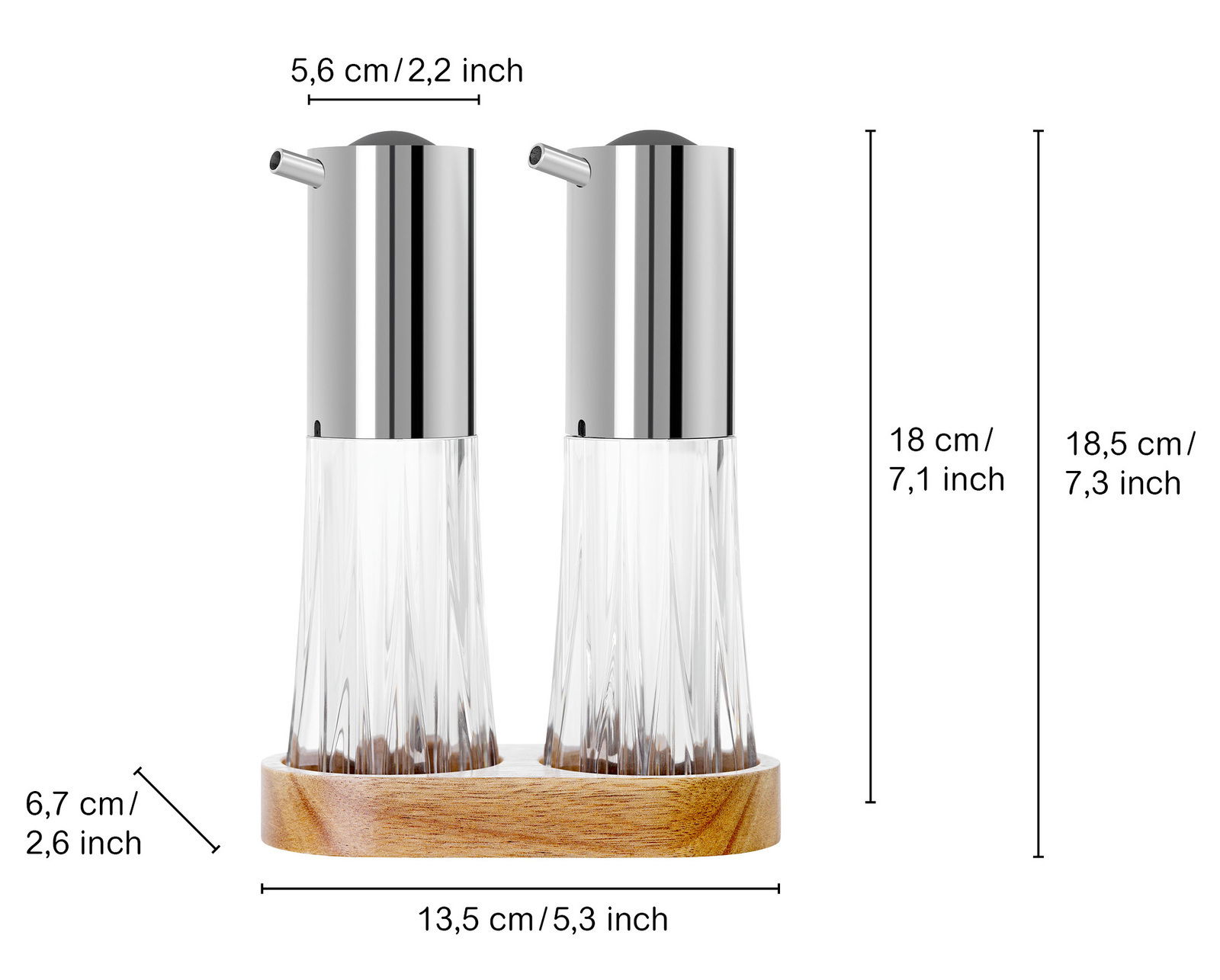 Menage-Set für Essig und Öl aus Kristallglas mit Edelstahlverschluss, auf einem Holzständer. Vorderansicht.