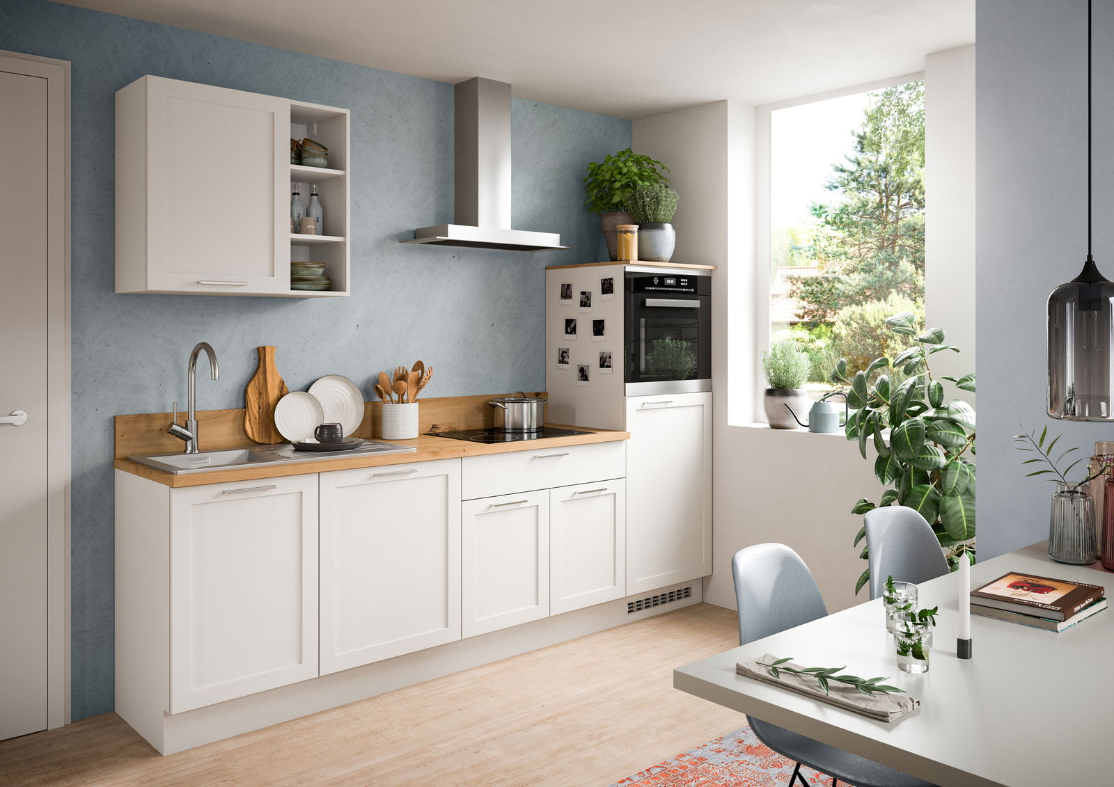 Moderne Küchenzeile in Weiß mit Holzarbeitsplatte, Spüle, Herd und Dunstabzugshaube, seitliche Perspektive mit Blick auf ein Fenster und Pflanzen.