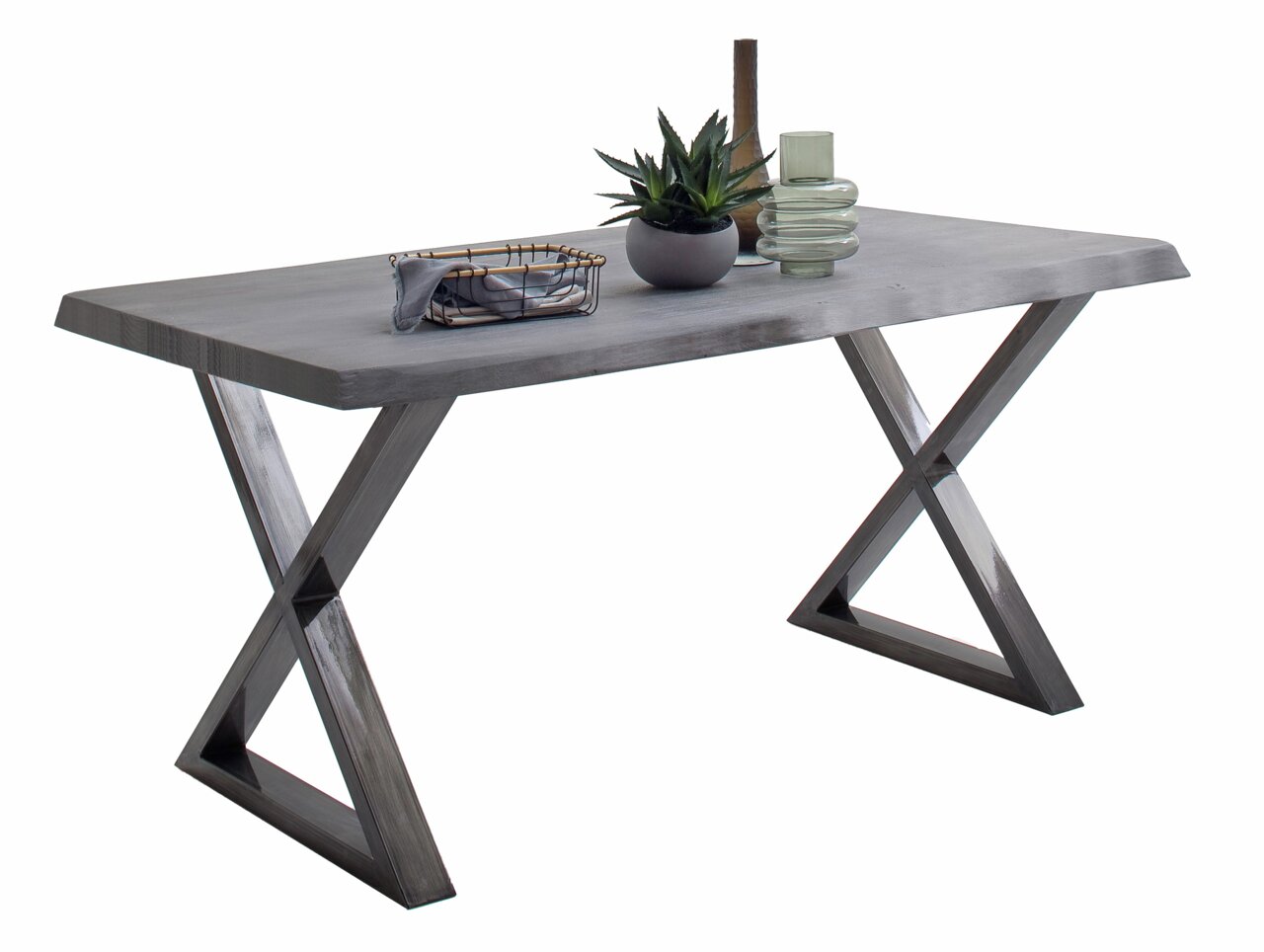 Moderne eettafel met X-vormige metalen poten, versierd met planten en vazen, zijaanzicht