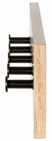 Seitenansicht einer Garderobenleiste mit vier schwarzen Haken auf einer Holzplatte.