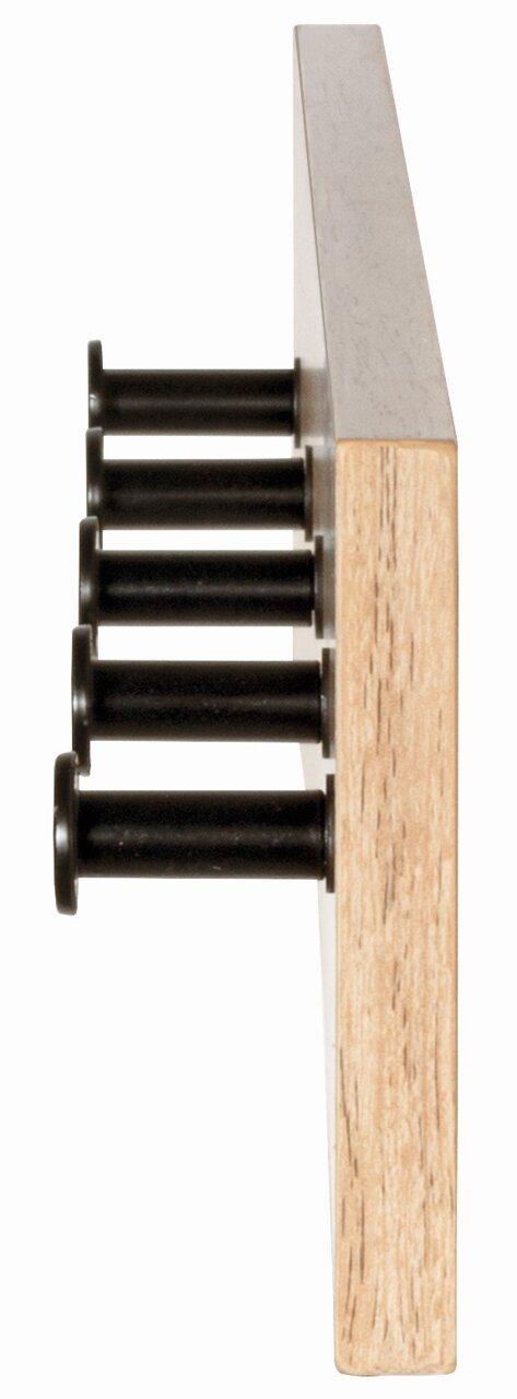 Zijaanzicht van een kapstok met vier zwarte haken op een houten plank.