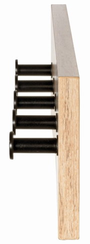 Seitenansicht einer Garderobenleiste mit vier schwarzen Haken auf einer Holzplatte.