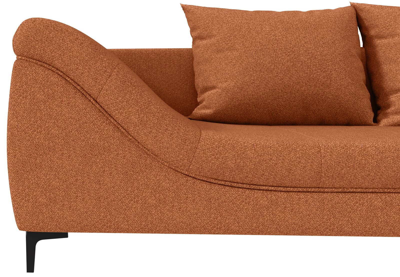 Nahaufnahme eines orange-braunen Stoffsofas mit abgerundeter Armlehne, Sitzfläche und Rückenkissen, seitliche Ansicht von links vor weißem Hintergrund