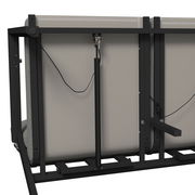 Rückansicht einer Gartenbank mit Metallrahmen und Polsterung, zeigt die Mechanik und Kabelverbindungen.