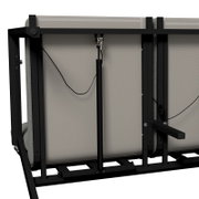 Achterkant van een tuinbank met metalen frame en bekleding; hierop zijn het mechanisme en de kabelverbindingen te zien.