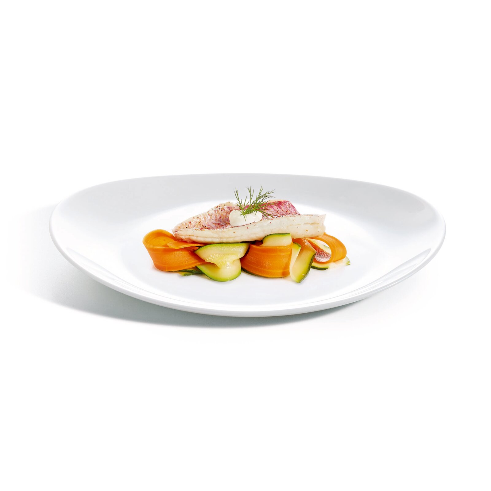 Gourmet-Fischfilet auf Gemüsestreifen aus Karotte und Zucchini mit Dillgarnitur auf weißem Teller, seitliche leicht erhöhte Perspektive vor hellem Hintergrund